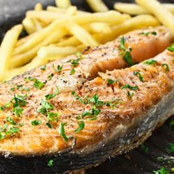 Рецепт Стейка из красной рыбы с картофелем фри