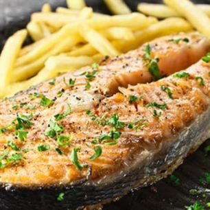 Рецепт Стейка из красной рыбы с картофелем фри