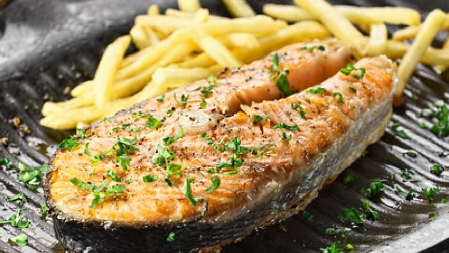 Рецепт стейка из красной рыбы с картофелем фри