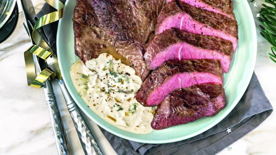 Рецепт стейка из лопатки с соусом из голубого сыра