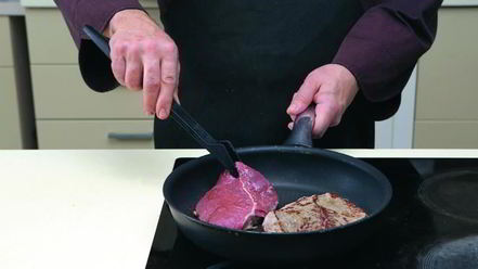 Рецепт стейка из лопатки с соусом из голубого сыра