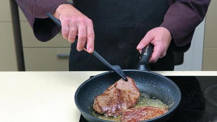 Рецепт стейка из лопатки с соусом из голубого сыра