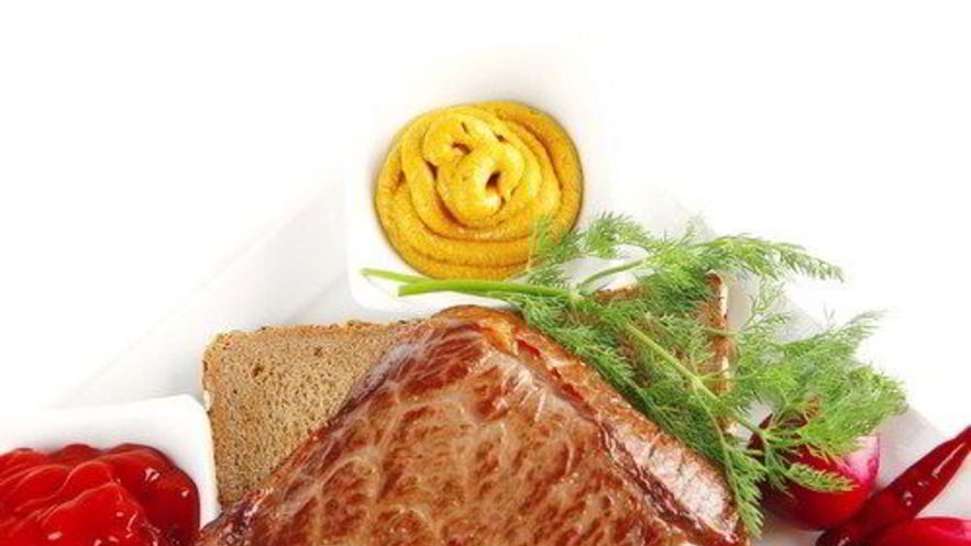 Рецепт стейка из маринованной пашины на хлебе с вялеными томатами и чесноком