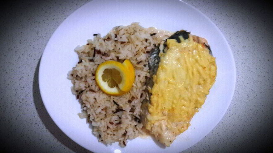 Рецепт стейка из семги под соево-сливочным соусом и сыром