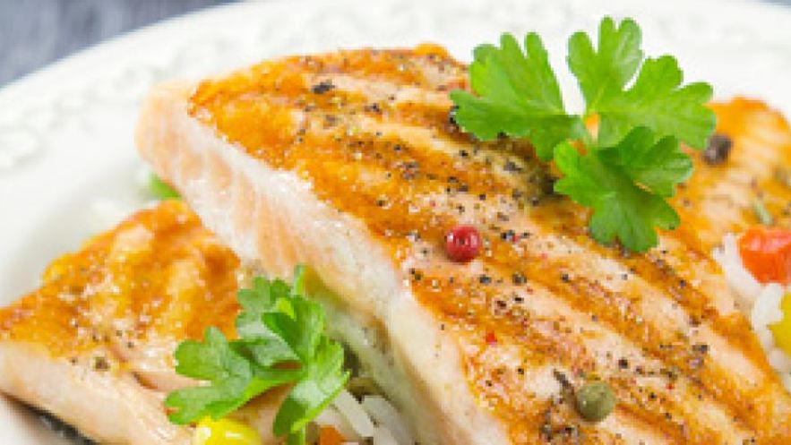 Рецепт стейка из семги с рисом и овощами