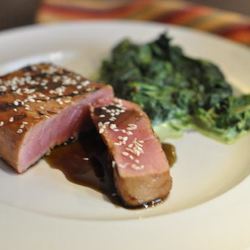 Рецепт Стейка из тунца в гранатовом соусе со шпинатом