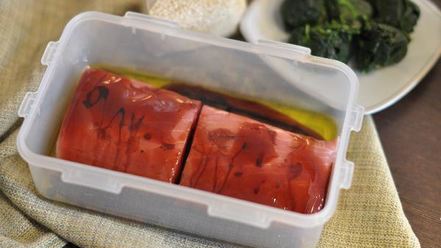 Рецепт стейка из тунца в гранатовом соусе со шпинатом