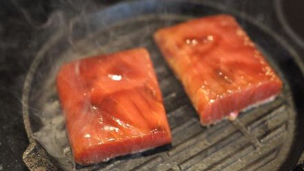 Рецепт стейка из тунца в гранатовом соусе со шпинатом