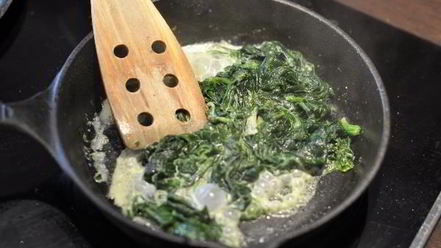 Рецепт стейка из тунца в гранатовом соусе со шпинатом