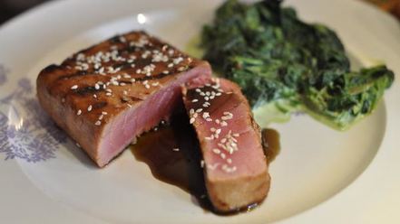 Рецепт стейка из тунца в гранатовом соусе со шпинатом