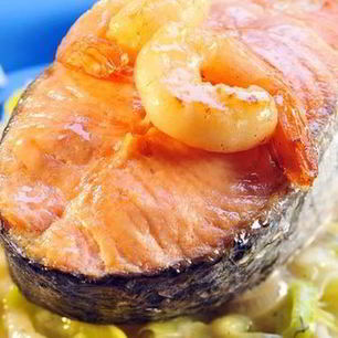 Рецепт Стейка лосося с креветками на подушке из лука-порея