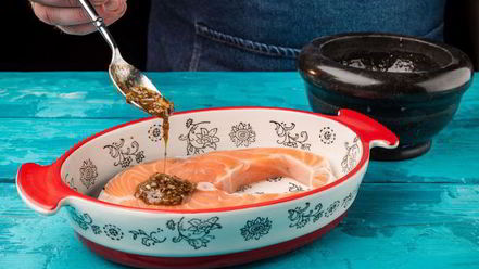 Рецепт стейка лосося, запеченный с помидорами черри