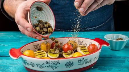 Рецепт стейка лосося, запеченный с помидорами черри