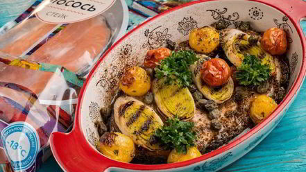 Рецепт стейка лосося, запеченный с помидорами черри