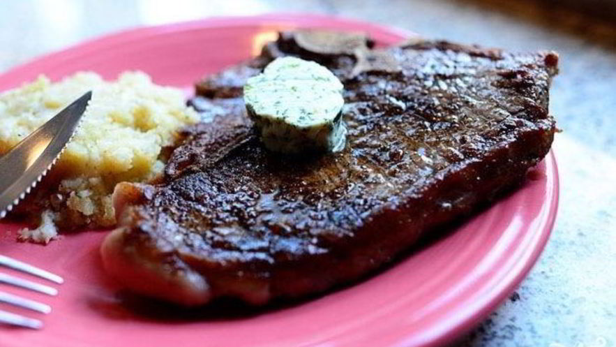 Рецепт стейка на кости с зеленым маслом