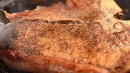 Рецепт стейка на кости с зеленым маслом