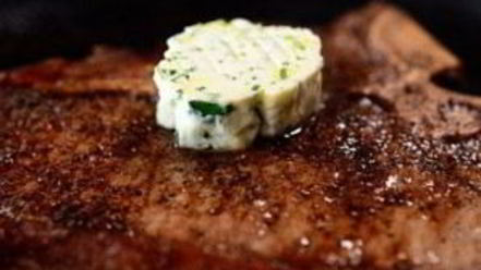 Рецепт стейка на кости с зеленым маслом