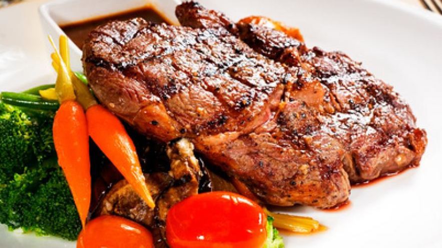 Рецепт стейка рибай на гриле с овощами