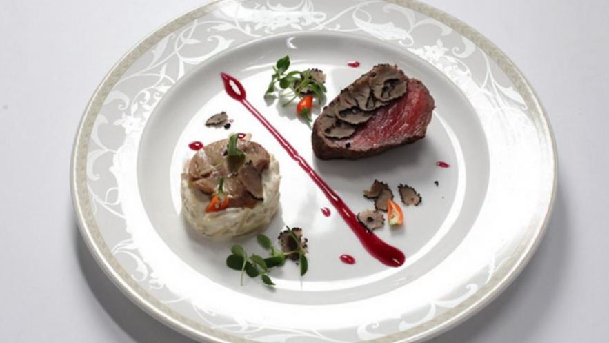 Рецепт стейка с черным трюфелем, фуа-гра и томленым корнем сельдерея
