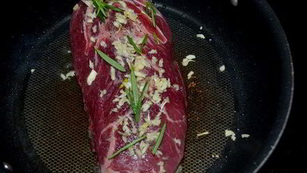 Рецепт стейка с грибами и красным винным соусом