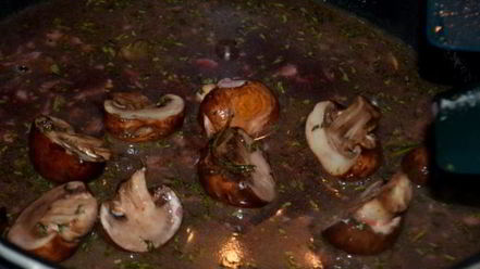 Рецепт стейка с грибами и красным винным соусом