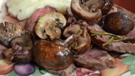 Рецепт стейка с грибами и красным винным соусом