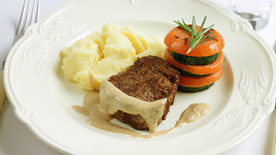 Рецепт стейка с перечным соусом, картофельным пюре и мильфеем из цукини и томатов