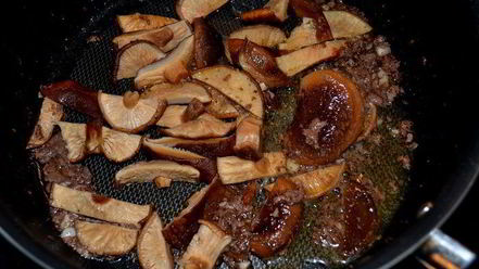 Рецепт стейка в соусе из грибов шиитаке