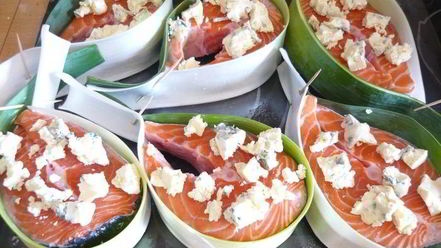 Рецепт стейков из лосося с голубым сыром