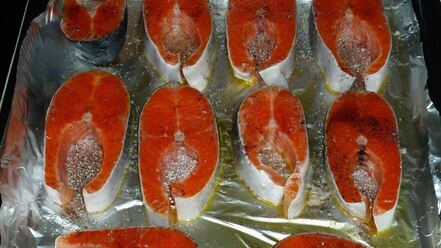 Рецепт стейков красной рыбы в духовке