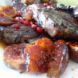 Рецепт Свиных стейков гриль под винным маринадом с инжирным соусом