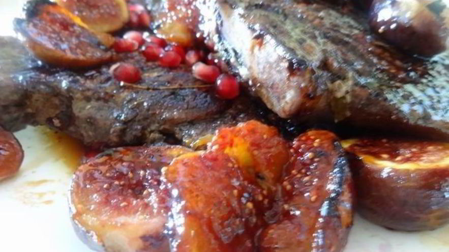 Рецепт свиных стейков гриль под винным маринадом с инжирным соусом