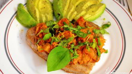 Рецепт тунцовых стейков с ананасовым чатни