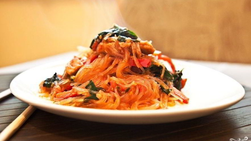 Рецепт стеклянной лапши с индейкой и шпинатом