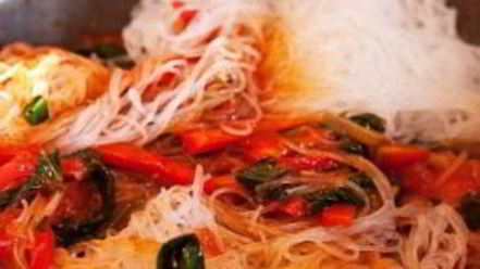 Рецепт стеклянной лапши с индейкой и шпинатом