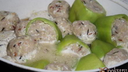 Рецепт фаршированных перцев и тефтели со свининой, курицей и кабачком
