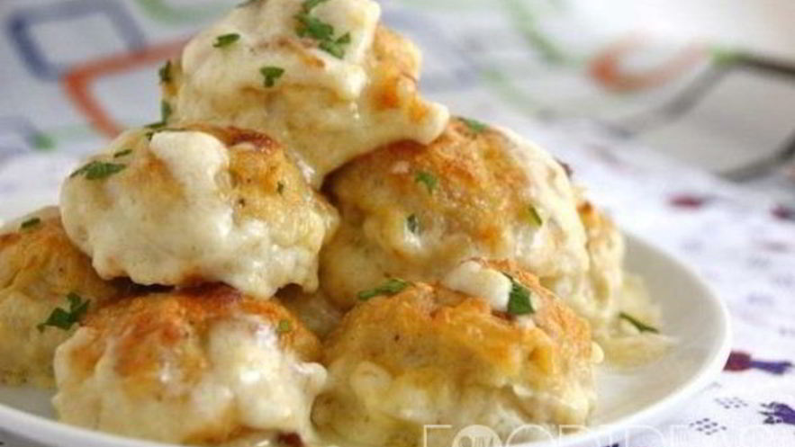 Рецепт куриных тефтелей в сливочном соусе