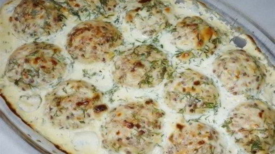 Рецепт легких тефтелей с начинкой в сливочном соусе