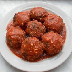 Рецепт Мясных тефтелей с рисом и овощами в томатном соусе