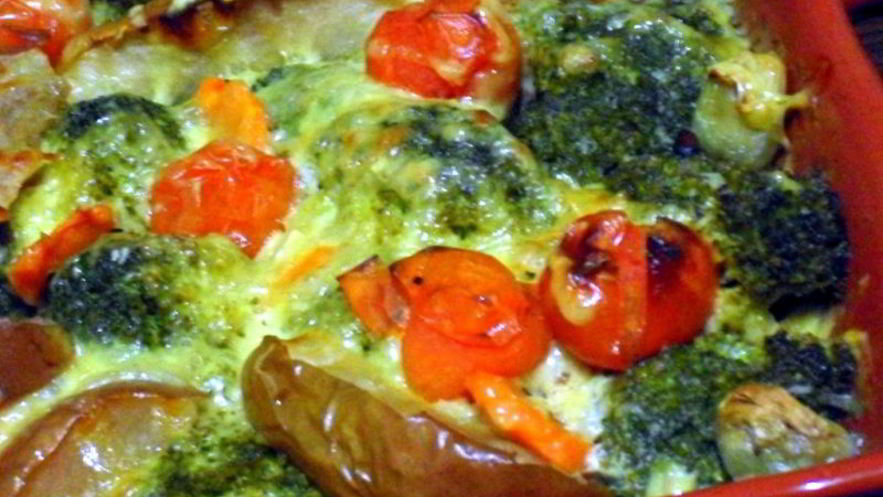 Рецепт мясных тефтелей, запеченных под овощной шубой и молочным соусом