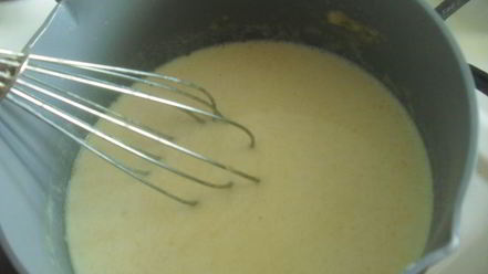 Рецепт мясных тефтелей, запеченных под овощной шубой и молочным соусом