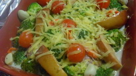 Рецепт мясных тефтелей, запеченных под овощной шубой и молочным соусом