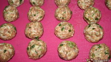 Рецепт свиного-говяжьих тефтельки тушеные в томате с овощами