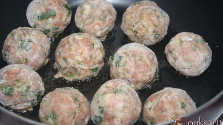 Рецепт свиного-говяжьих тефтельки тушеные в томате с овощами