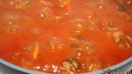 Рецепт свиного-говяжьих тефтельки тушеные в томате с овощами