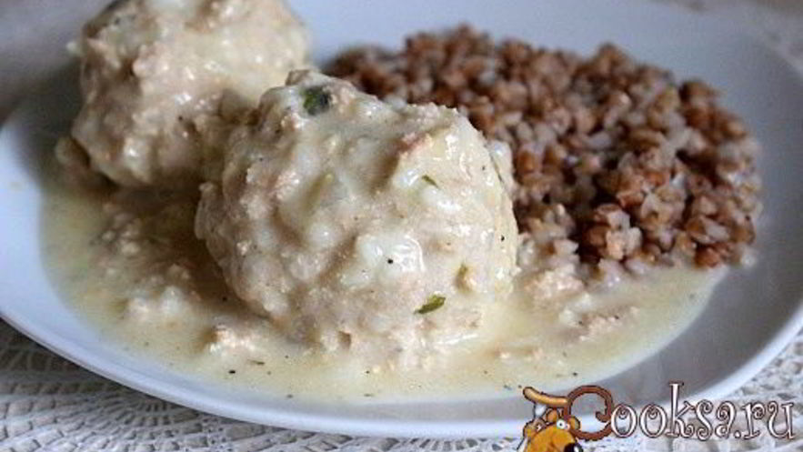 Рецепт тефтелей-ежиков из семги в сметанном соусе