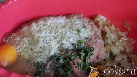 Рецепт тефтелей-ежиков из семги в сметанном соусе