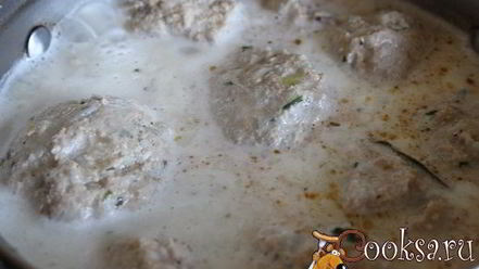 Рецепт тефтелей-ежиков из семги в сметанном соусе