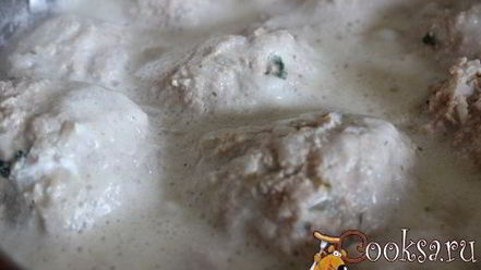 Рецепт тефтелей-ежиков из семги в сметанном соусе