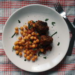 Рецепт Тефтелей и нут в томатном соусе